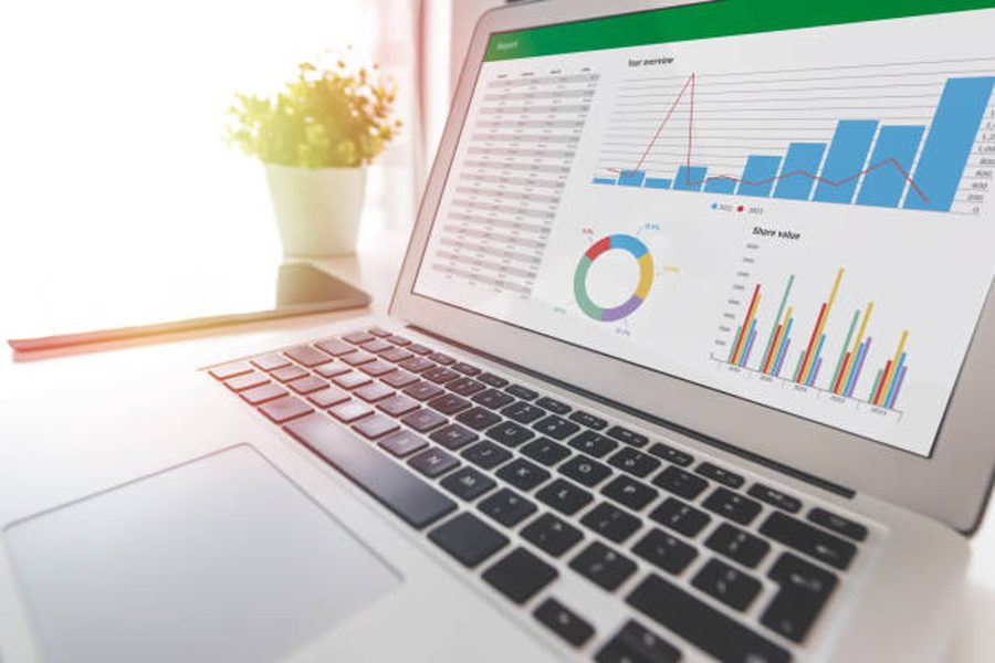 Ordinateur portable affichant un tableau de bord Excel
