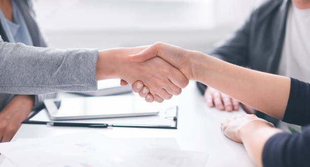 Poignée de main : accompagnement du candidat jusqu'à la validation de son dossier