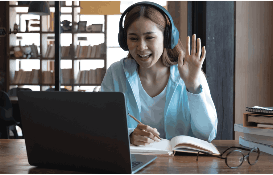 Stagiaire en formation de remise à niveau à distance, en classe virtuelle